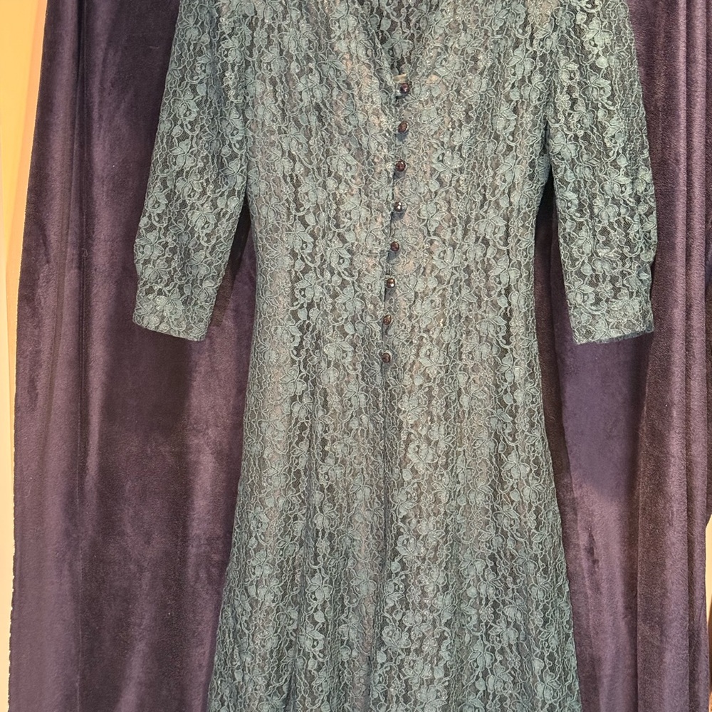 90’s Green Elegant Lace Button-Down Dress with solid under slip